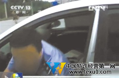 一交警知法違法,駕駛無牌車上路被查處。央視截屏