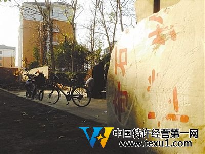 昨日,“上海奇石盆景博物館”原址上,已矗立起小區樓盤,而刻著博物館名的巨石,廢棄在一旁。本版圖片/新京報記者 張永生 攝 昨日,“上海奇石盆景博物館”原址上,已矗立起小區樓盤,而刻著博物館名的巨石,廢棄在一旁。本版圖片/新京報記者 張永生 攝