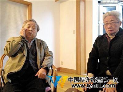 前晚,年過七旬的劉光嘉及妻子向記者講述強拆經過。 前晚,年過七旬的劉光嘉及妻子向記者講述強拆經過。