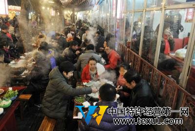 成都土豪羊肉160元一斤 食客冒雨邊罵邊吃圖