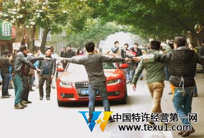 成都土豪羊肉160元一斤 食客冒雨邊罵邊吃圖