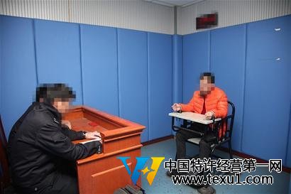 被抓的小偷30多歲，已經(jīng)因?yàn)橥当I被軌道公交警方處理過多次。(警方供圖)
