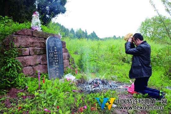 ▲今年清明節，王本余在祖墳前拜祭父母