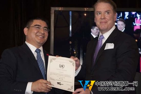 高質(zhì)量的新聞需要深入調(diào)查和持續(xù)投入。請(qǐng)您使用下面的鏈接將澎湃新聞的這篇文章分享給別人。如有更多合作需求,請(qǐng)查看我們的版權(quán)頁信息或給support@thepaper.cn發(fā)郵件。http://thepaper.cn/newsDetail_forward_12547466月25日,陳光標(biāo)現(xiàn)身紐約中央公園船屋免費(fèi)宴請(qǐng)美國(guó)流浪漢。在宴請(qǐng)現(xiàn)場(chǎng),一位來自于中國(guó)全球合作基金會(huì)的主席唐納修向其頒發(fā)“世界首善”榮譽(yù)稱號(hào)。來自澎湃新聞thepaper.cn