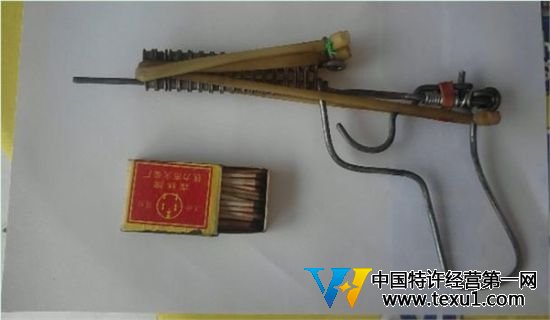 買一包安全火柴,從火柴盒側(cè)面刮取的赤磷,就足夠做20支小型拉火管。(觀察者網(wǎng))