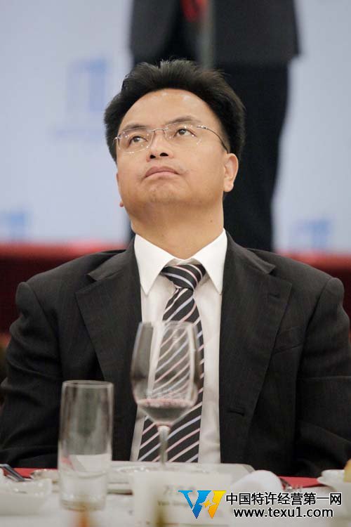 時任廣東省副省長萬慶良履新廣州市長,創造了“改革開放以來廣州最年輕市長”紀錄。